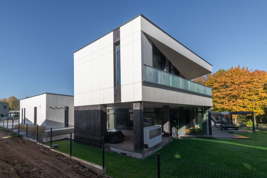 Moderni premium namo architektūra – fasadas iš šono